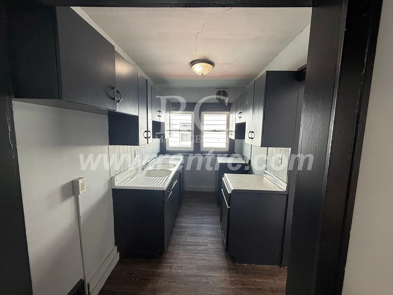 3 bed, 1150 sqft, $950 — Photo 2