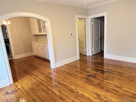 3rd image of 2334 Winona Ave