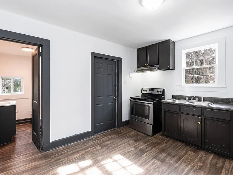 647 Arch St — Photo 13