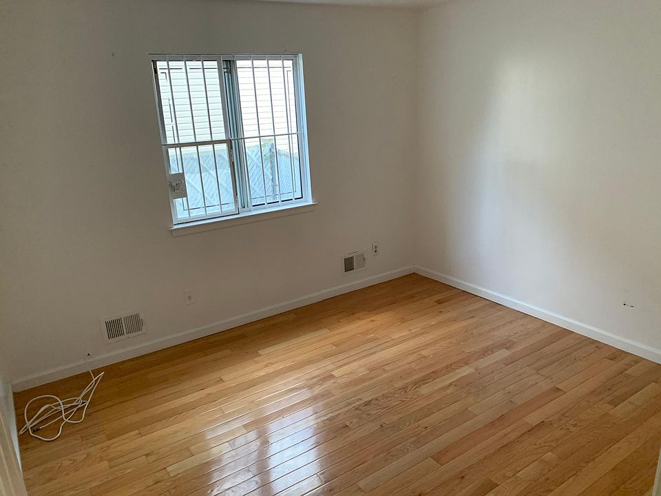 Airy Bedroom with window