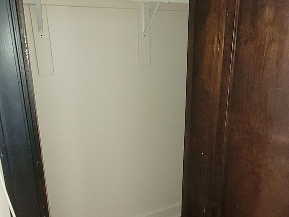 5th image of 948 W Cuyler Ave APT 204