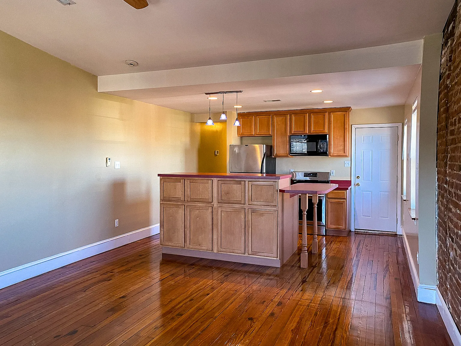 2 bed, 1000 sqft, $1,950 — Photo 1