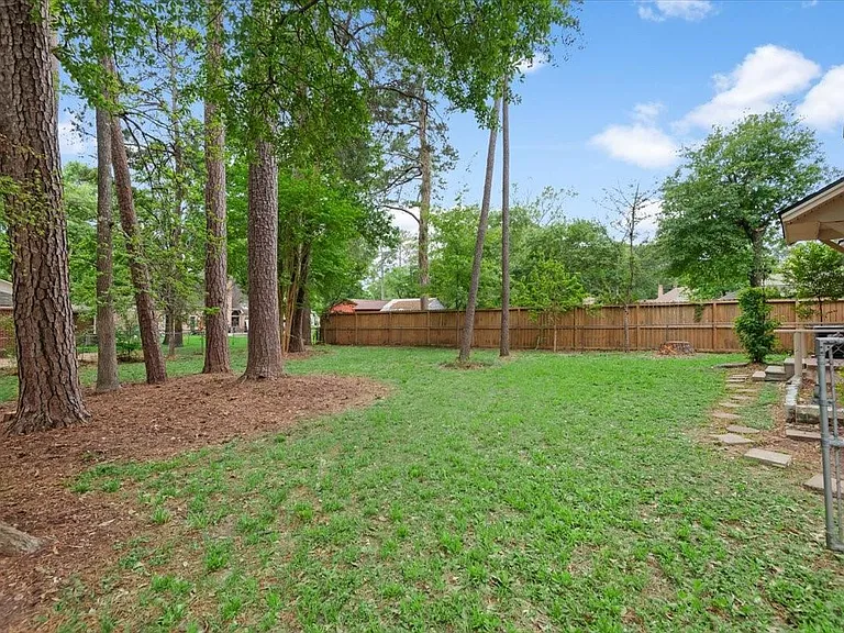 14151 Buckingham Ln — Photo 33