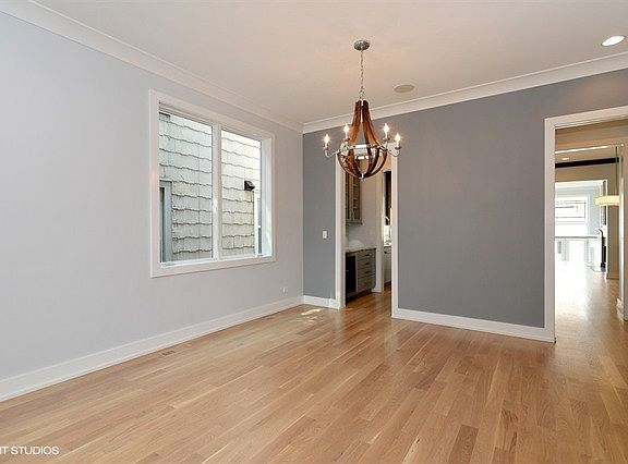 2nd image of 2134 W Melrose St #1