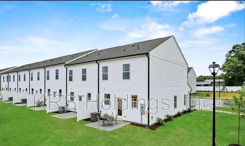 3 bed, 2.5 bath, 1360 sqft, $1,575 — Photo 2