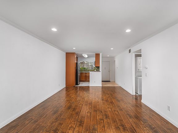 5th image of 5520 Owensmouth Ave APT 108