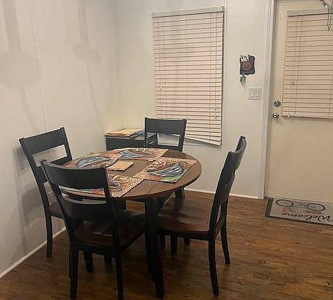 4th image of 4 Hampton Dr E