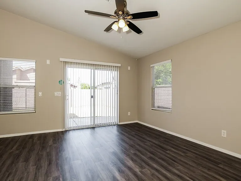 1652 N Serina — Photo 4