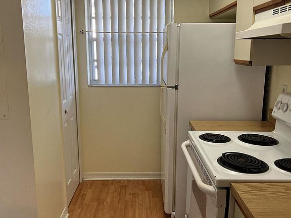 5th image of 3036 Sir Hamilton Cir #3
