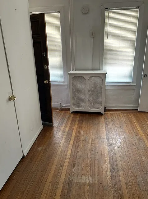 This is an older photo, new carpeting has been installed. - 944 Pearl St #SB