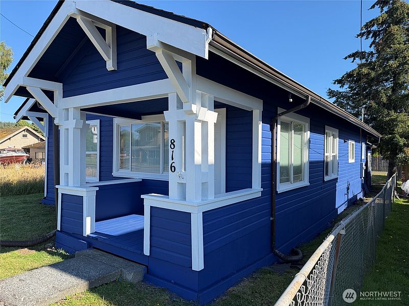 3rd image of 816 Perry Avenue