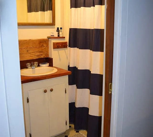 Second bathroom w/shower