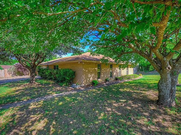 3rd image of 21 Amity Ln