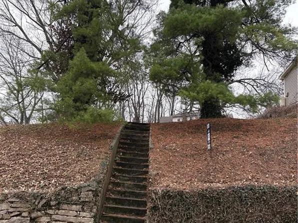 921 Thomas St, Weston, MO 64098