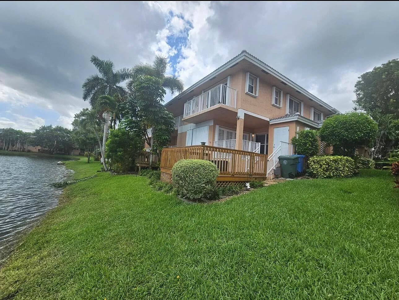3 bed, 3.5 bath, 1273 sqft, $3,200 — Photo 2