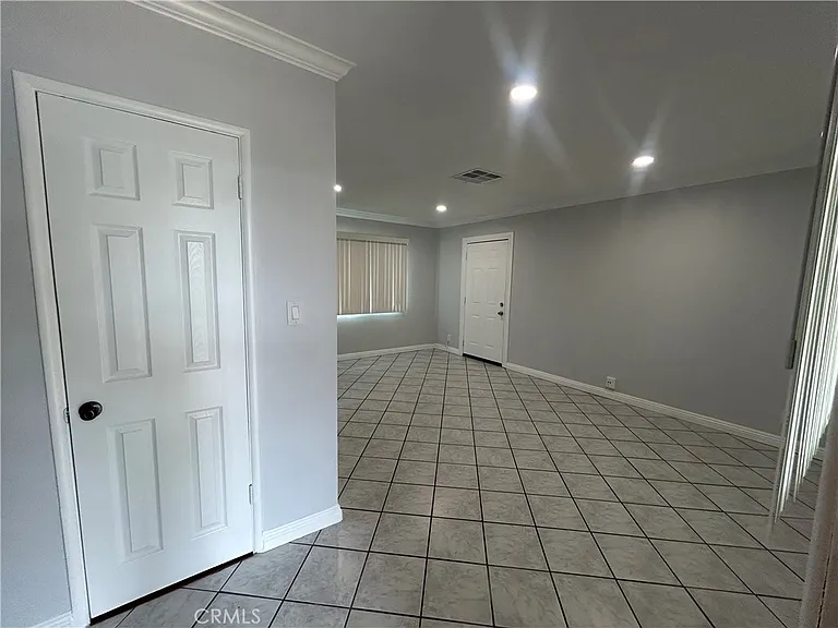 390 E Carter St — Photo 3