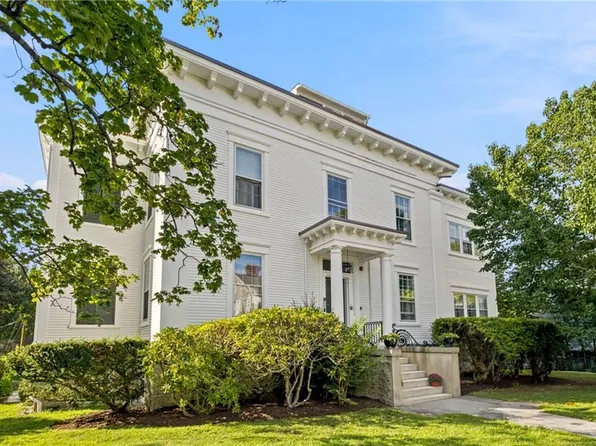12 Mount Vernon St APT 4, Newport, RI 02840