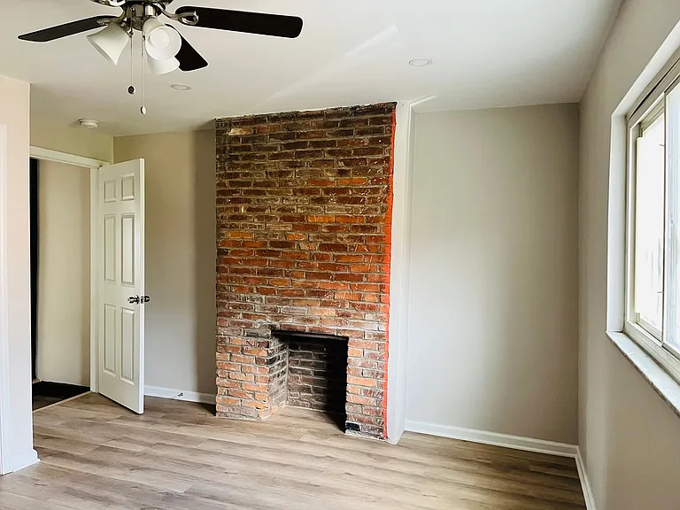 Two Bedroom/One Bathroom Townhome one block away from AGH! September 1 move in! — Photo 6