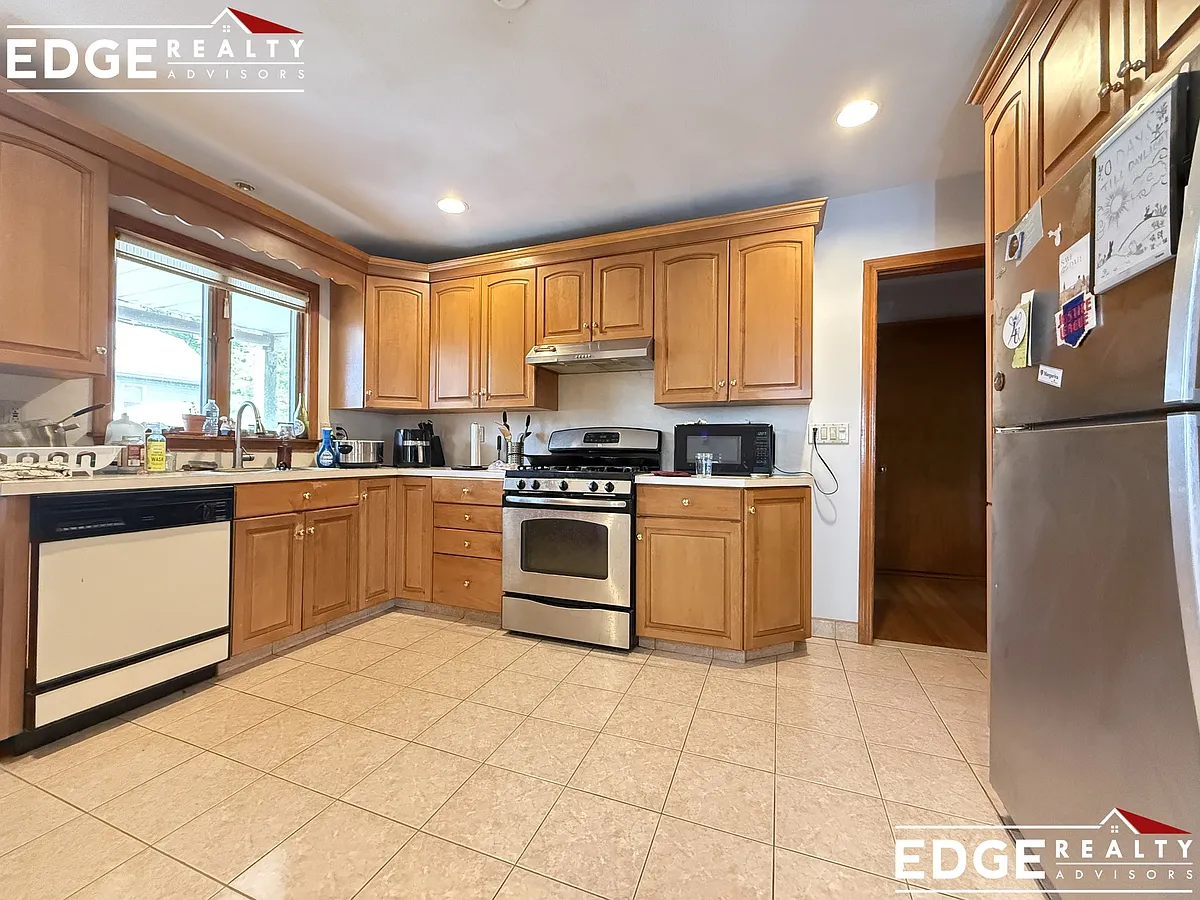 Building Photo - 494 Washington St #1