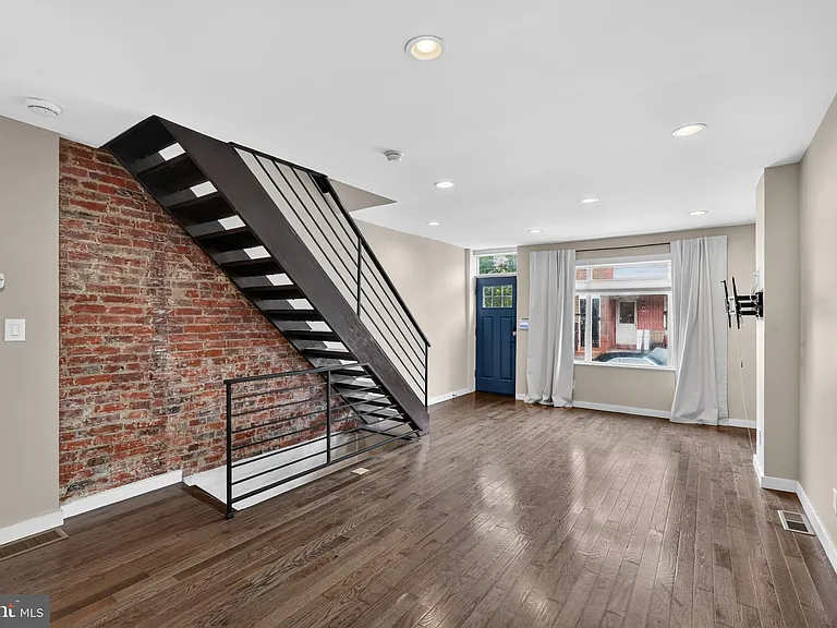 1911 S Lambert St — Photo 6