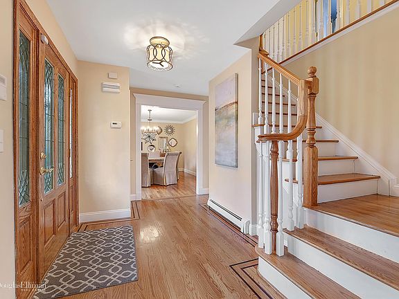 5th image of 16 Londonderry Ln