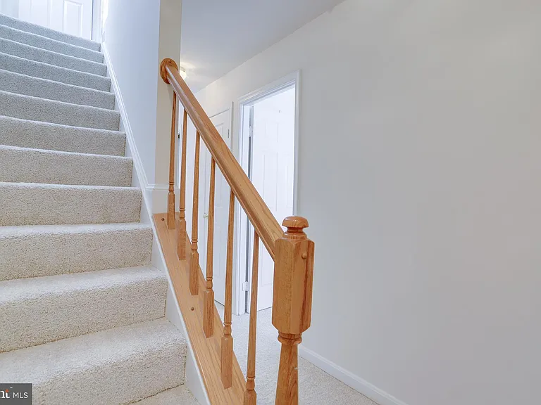 3050 S Glebe Rd — Photo 32