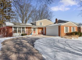 1706 S Chesterfield Dr, Arlington Heights, IL 60005