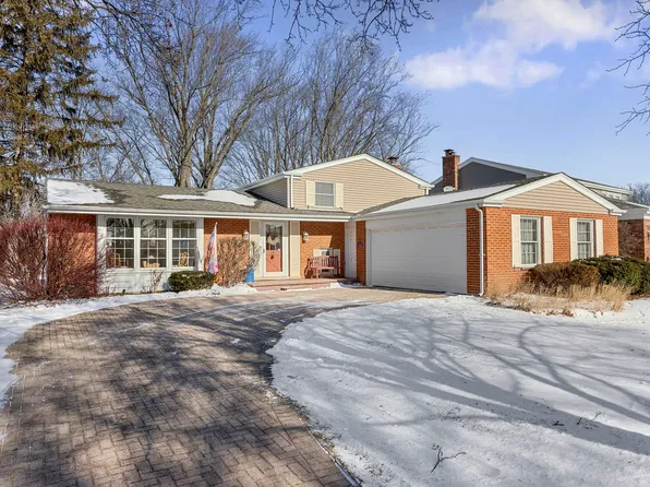 1706 S Chesterfield Dr, Arlington Heights, IL 60005