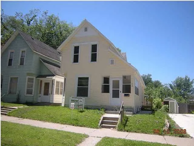 945 Prospect Ave NE photo 1