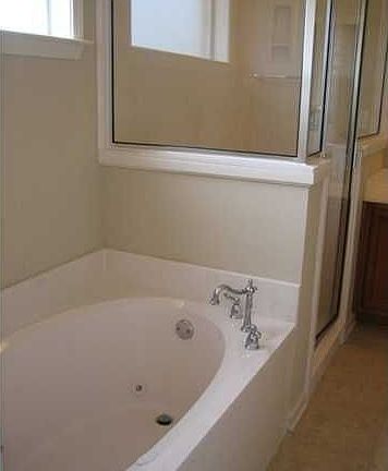 Master Tub w/jets & sep. shower in Salon Master Bath
