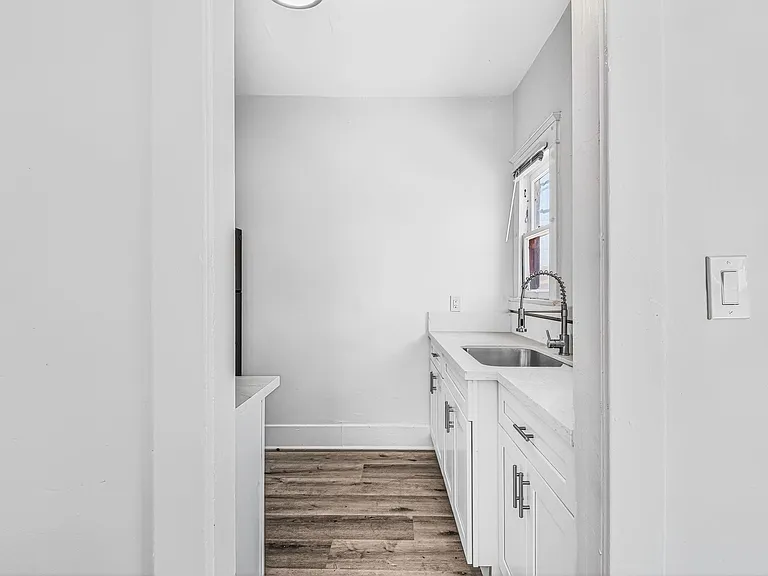 1045 E 4th Street — Photo 7