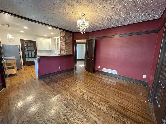 dining room with breakfast bar