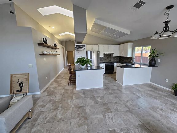 5th image of 802 Oak Brook Dr
