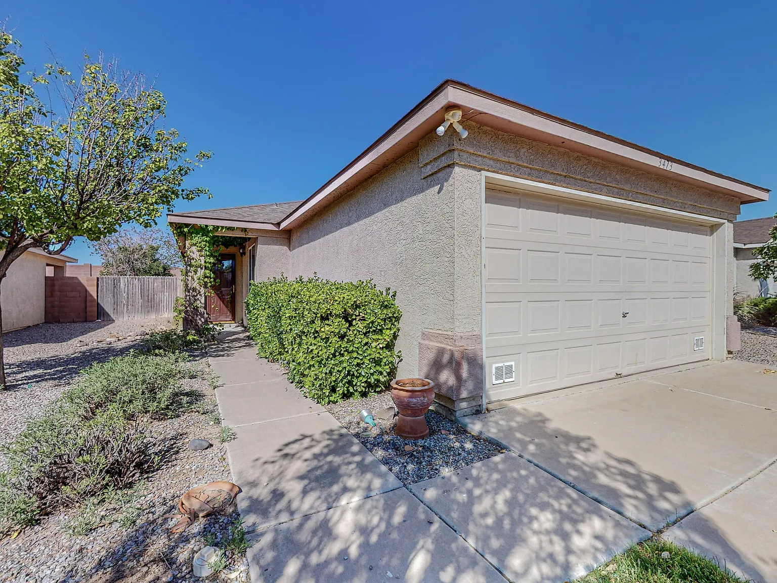 3 bed, 1121 sqft, $1,900 — Photo 1