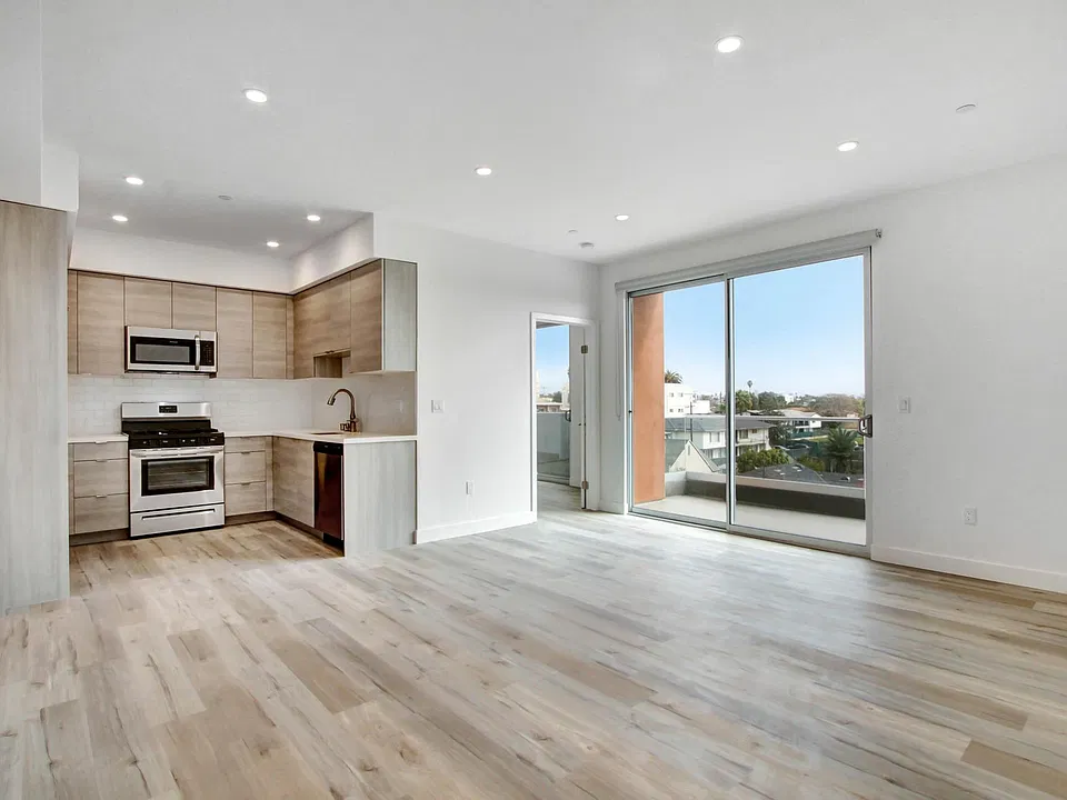 1563 S Fairfax Ave #201