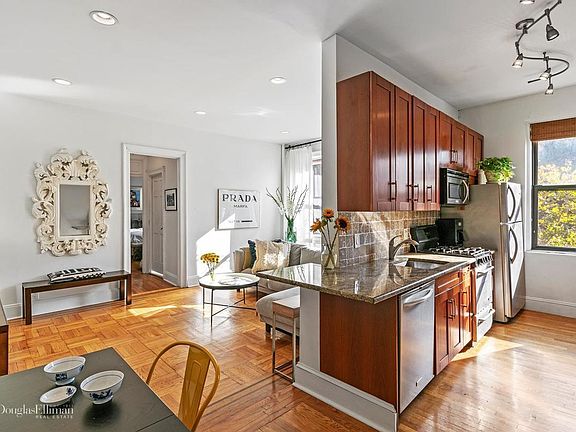 3rd image of 925 Union St APT 3A