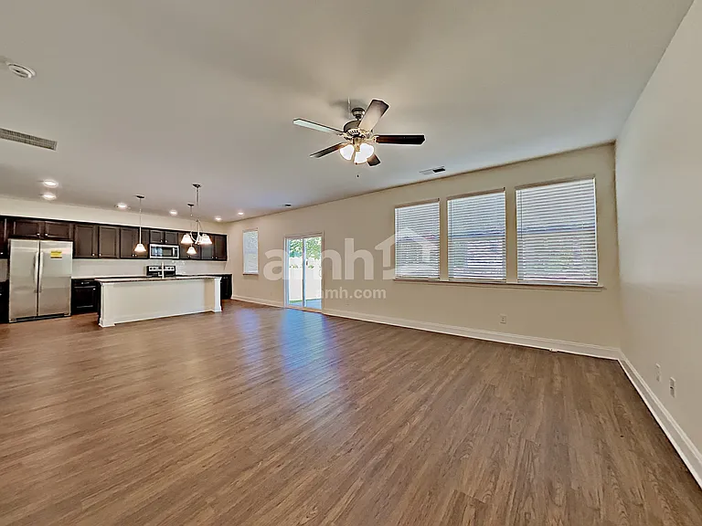 124 Lindridge Dr — Photo 6