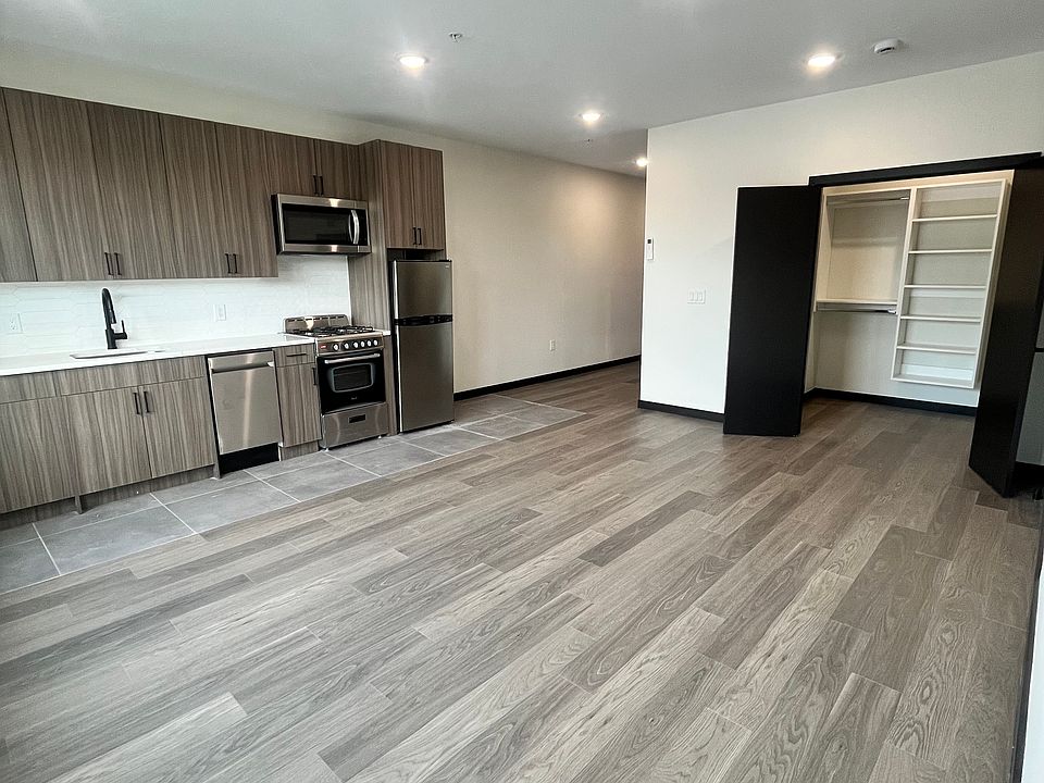 1st image of 140 Mallory Ave #405