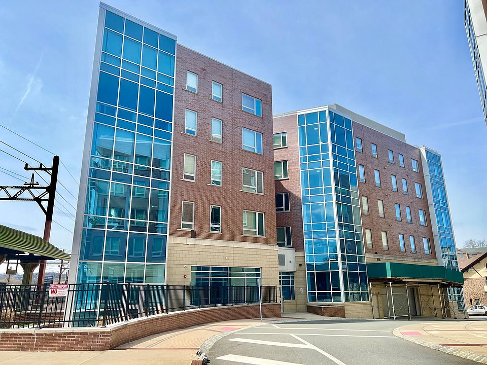 1st image of 52 Lincoln Ave #203