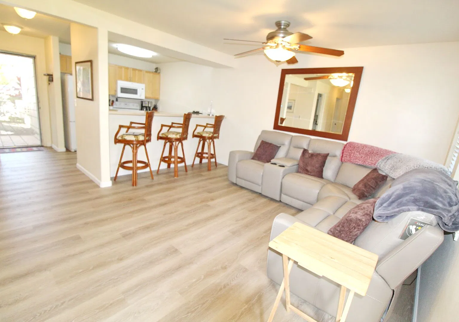 Nicely Remodeled and Furnished 2 Bed 2 Bath - Villas at Kenolio - Complex Pool, Jacuzzi, and Gym — Photo 1