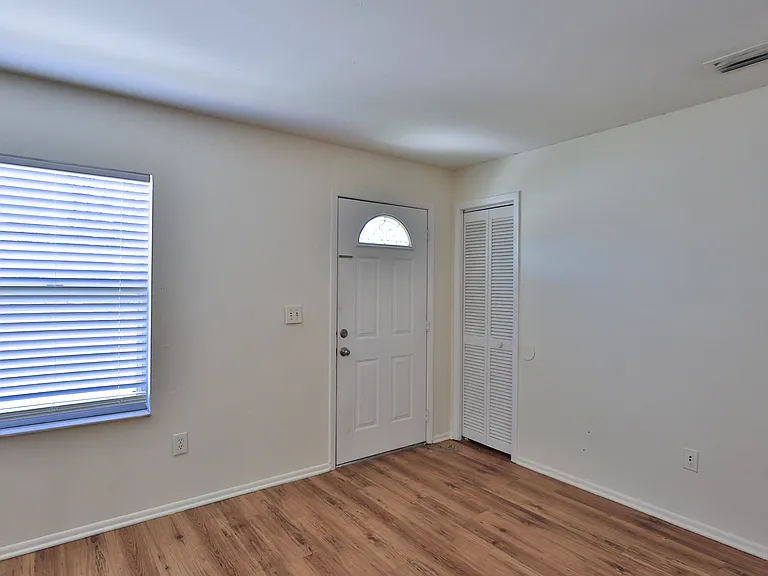 1404 Dexter Dr N — Photo 3