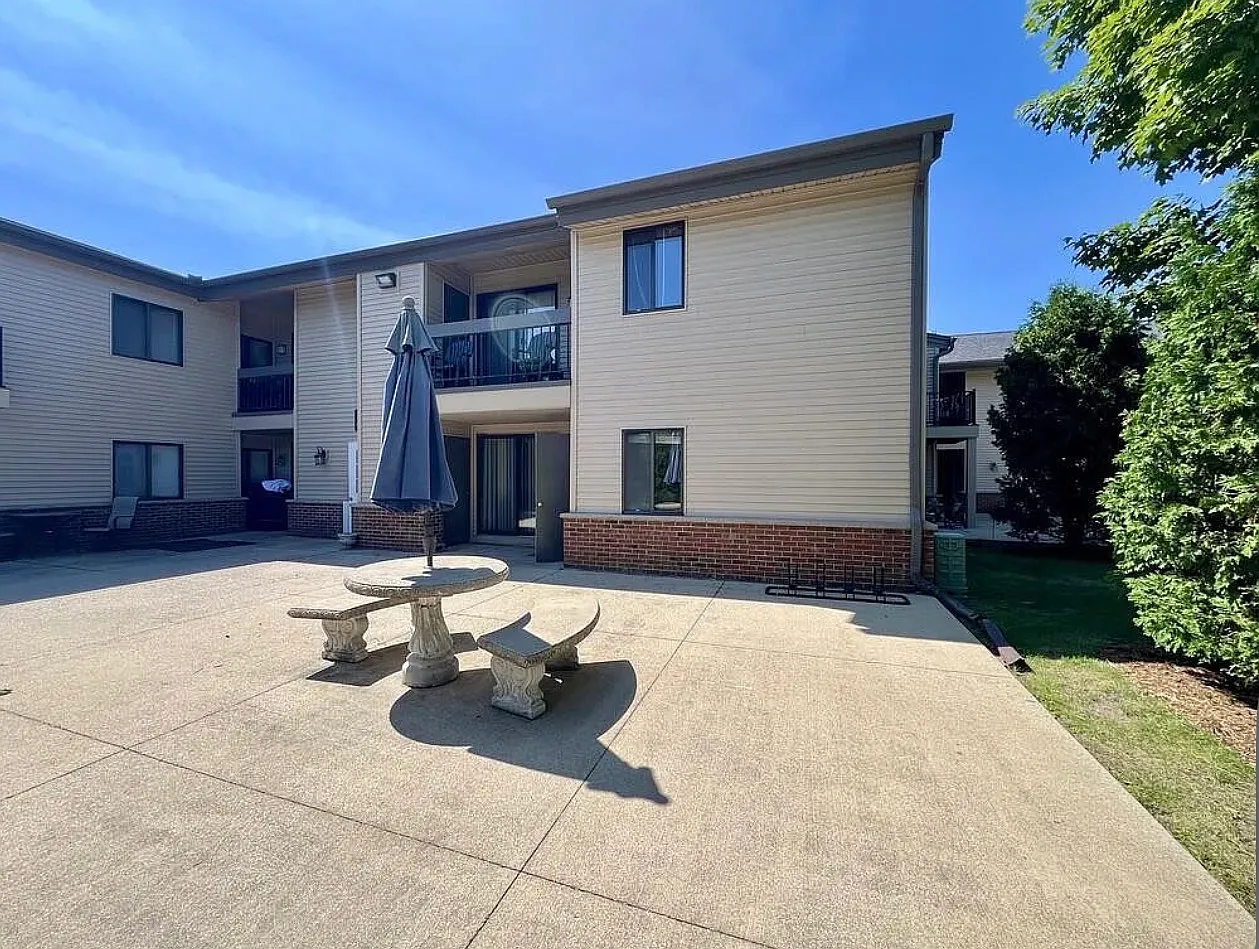2 bed, 1012 sqft, $1,895 — Photo 2