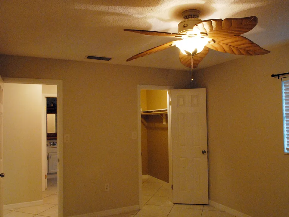 MBR w/Walk-in Closet