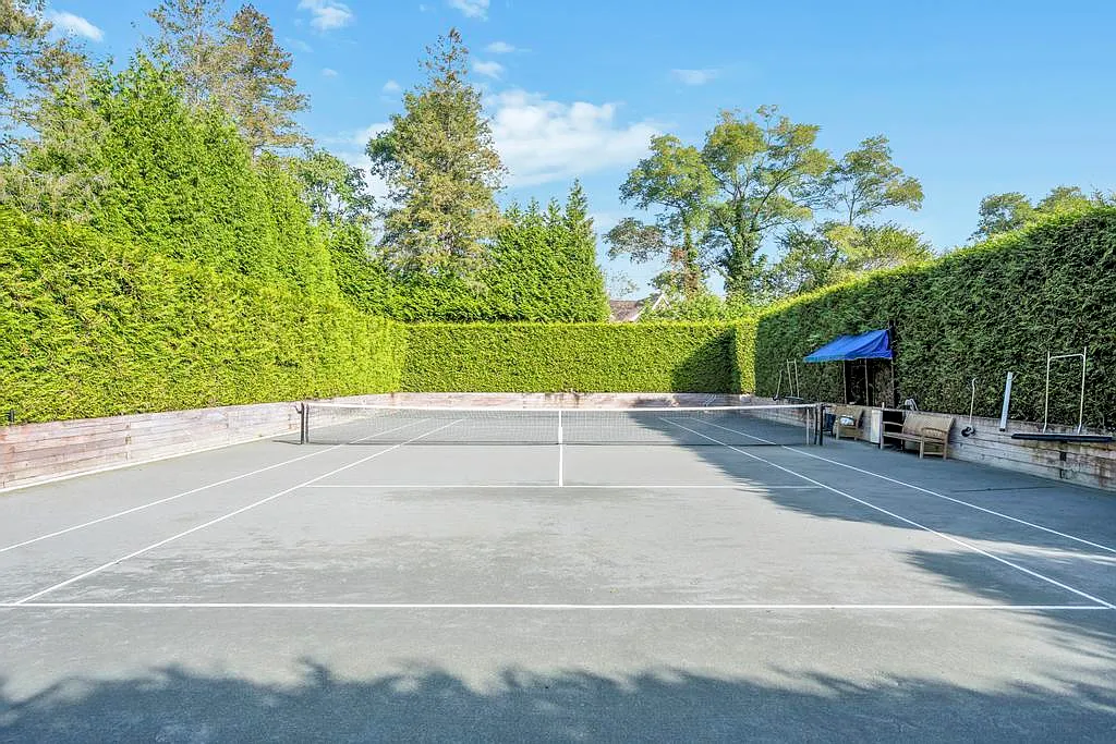 Southampton village with tennis — Photo 4