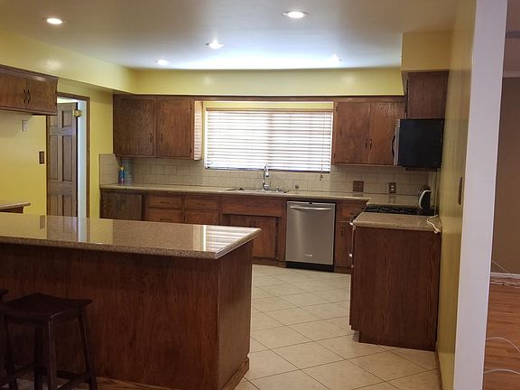 3rd image of 6146 Manzanar Ave