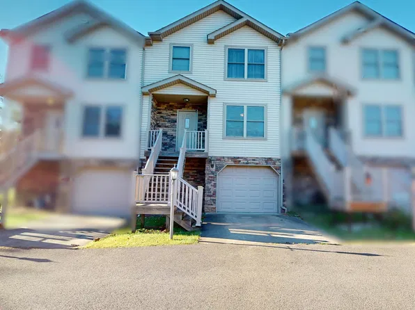 402 Olympic Ln, Fairmont, WV 26554