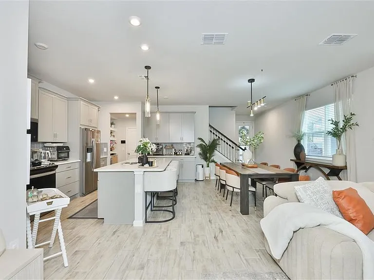 1123 Creek Valley Ct — Photo 3
