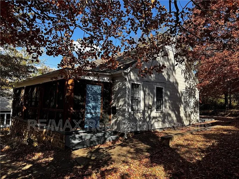 610 N Olive Ave — Photo 1