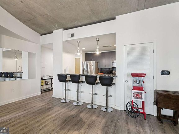 3rd image of 250 Pharr Rd #1005