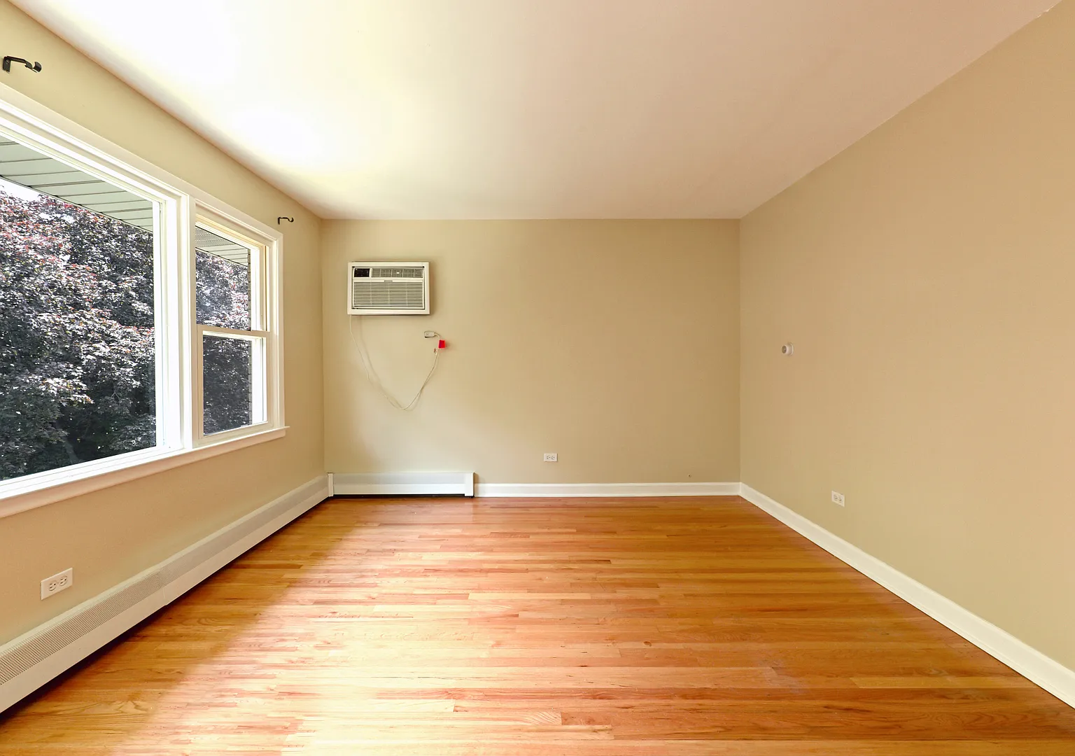 3 bed, 898 sqft, $2,100 — Photo 3